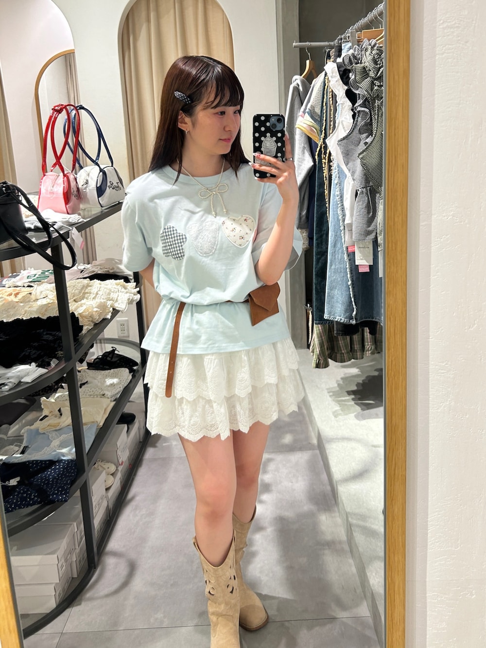 ブルー系のTシャツ/カットソー、ホワイト系のその他パンツ、ブラウン系のベルトを着用したレディースの夏コーディネートの6枚目の写真