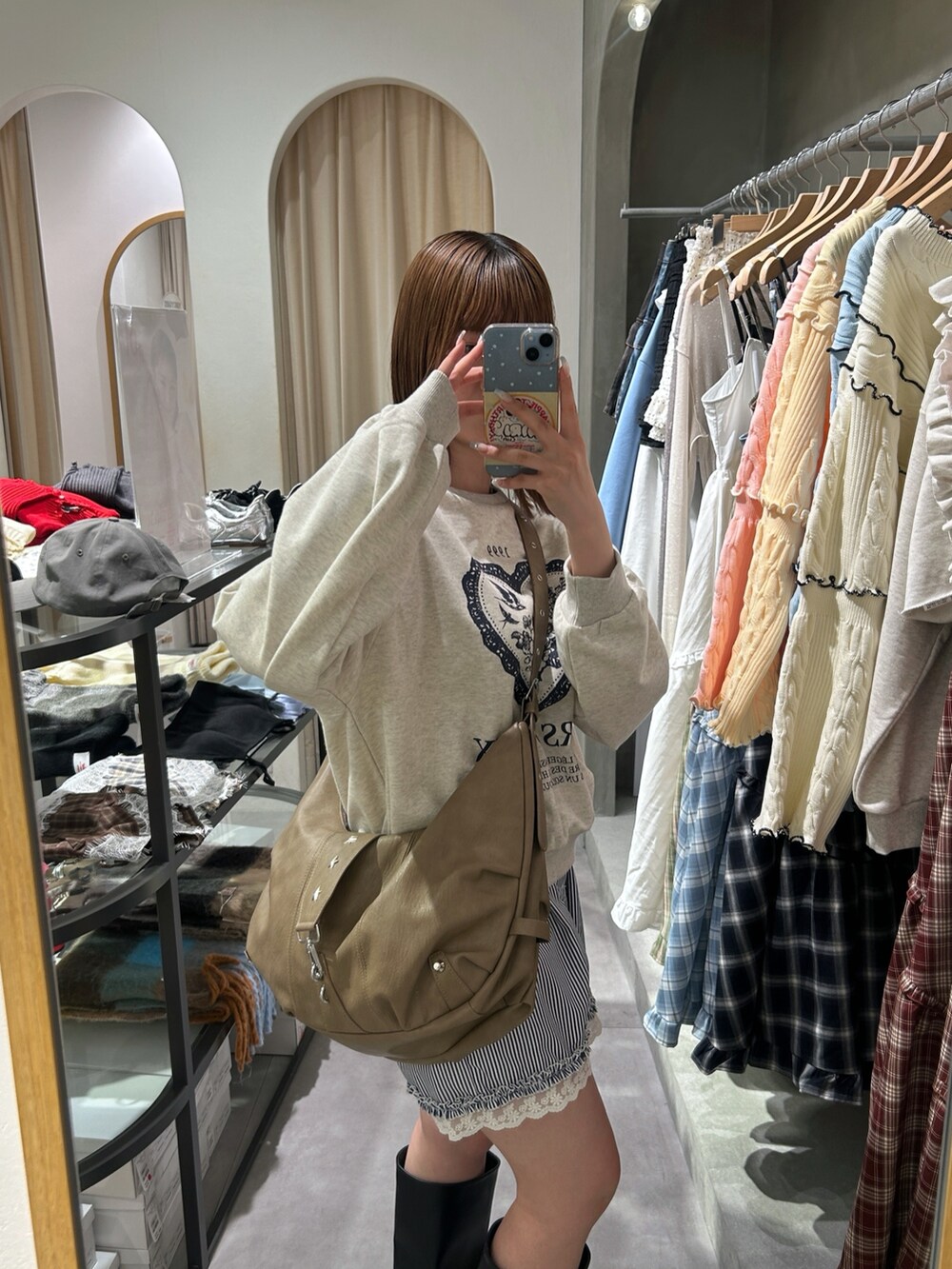 ホワイト系のTシャツ/カットソー、ブルー系のTシャツ/カットソー、ブラウン系のトートバッグを着用したレディースの春コーディネートの5枚目の写真