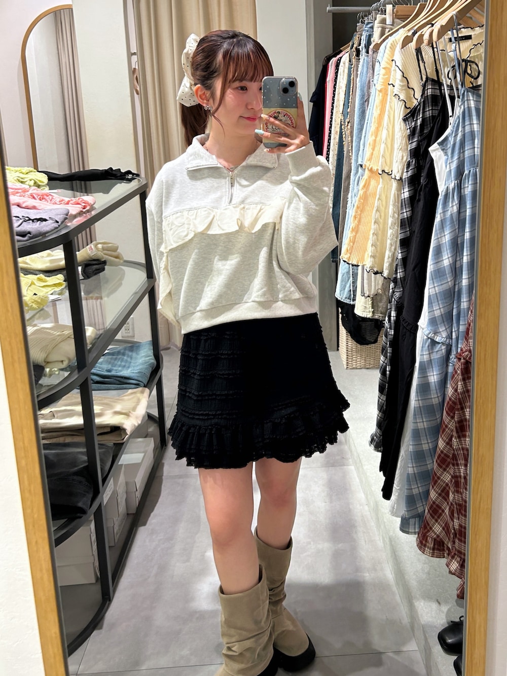 ホワイト系のTシャツ/カットソー、ブラック系のその他パンツ、ベージュ系のブーツを着用したレディースの春コーディネートの2枚目の写真