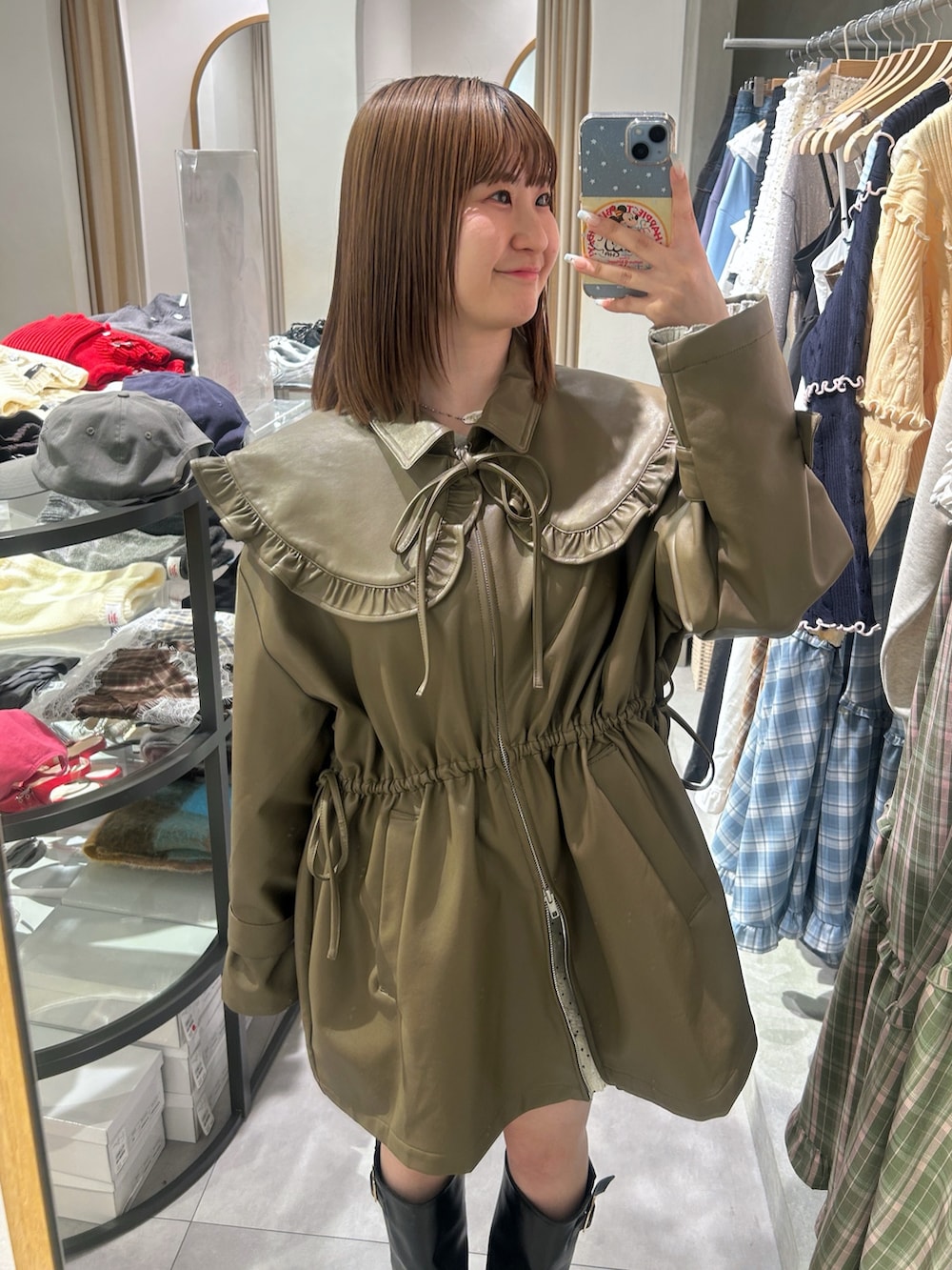 ブラウン系のその他アウターを着用したレディースの春コーディネートの2枚目の写真