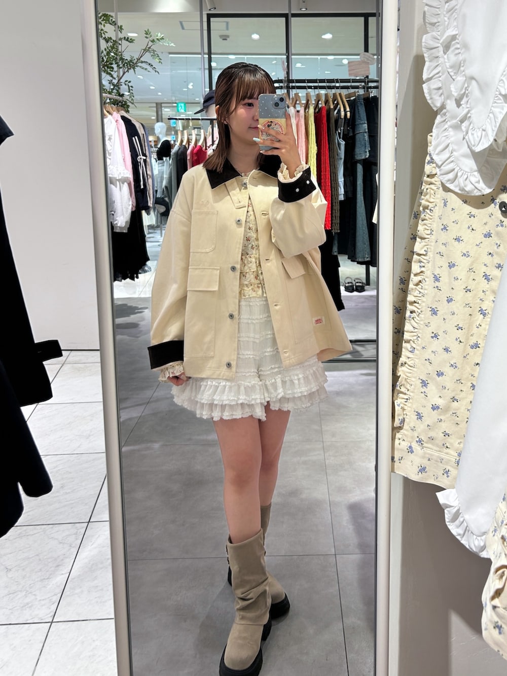 ホワイト系のTシャツ/カットソー、ホワイト系のその他パンツ、ホワイト系のブルゾンを着用したレディースの春コーディネートの2枚目の写真