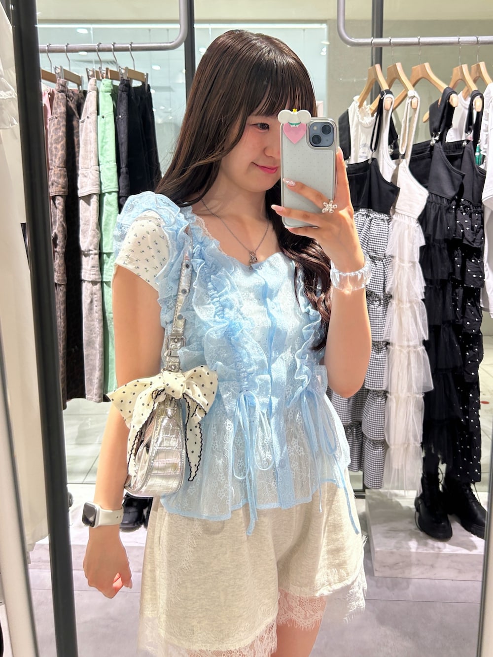 ブルー系のシャツ/ブラウス、ホワイト系のTシャツ/カットソー、ホワイト系のその他パンツを着用したレディースの夏コーディネートの3枚目の写真