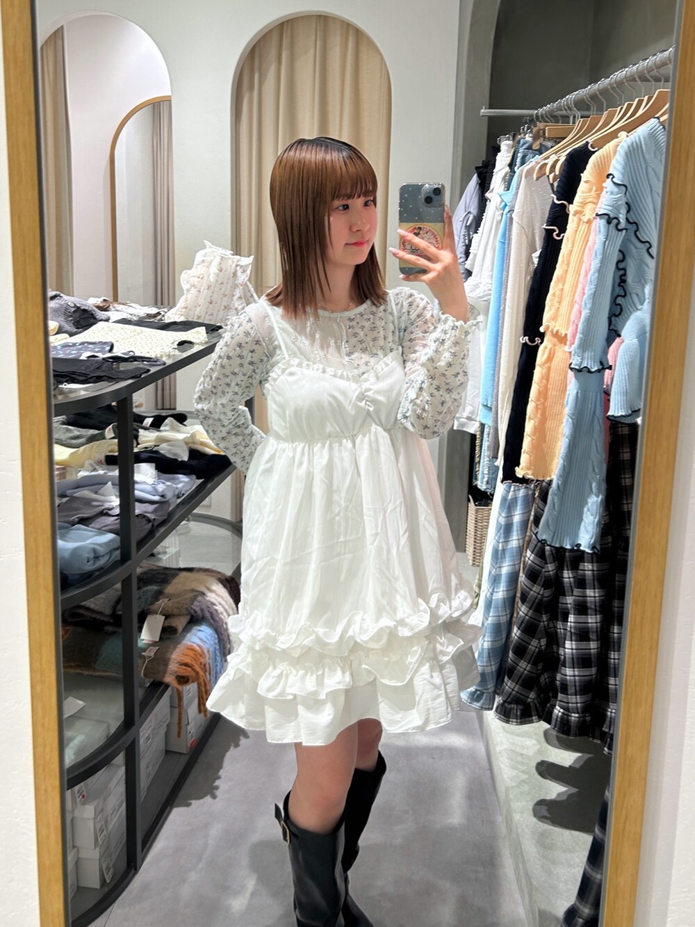 ホワイト系のワンピース、ブルー系のTシャツ/カットソーを着用したレディースの春コーディネートの2枚目の写真