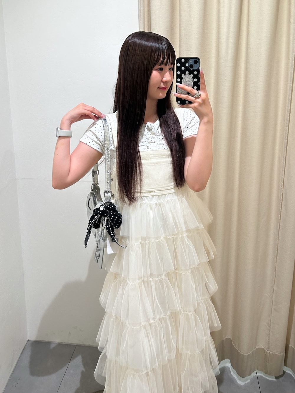ホワイト系のTシャツ/カットソー、ホワイト系のジャンパースカート、シルバー系のトートバッグを着用したレディースの夏コーディネートの2枚目の写真