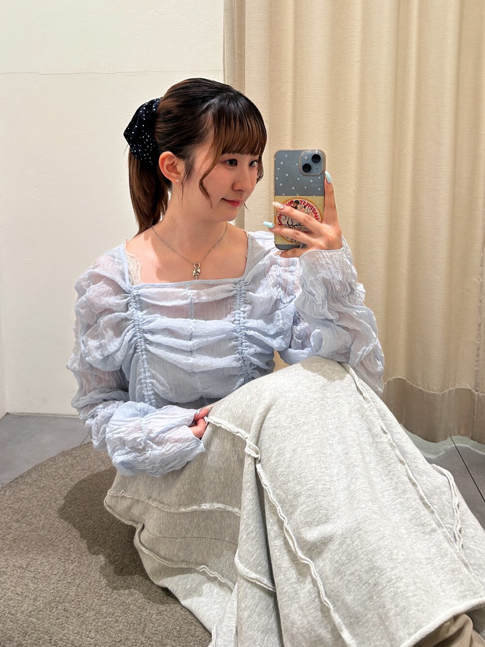 ブルー系のシャツ/ブラウス、ホワイト系のスカート、ブラウン系のベルトを着用したレディースの春コーディネートの3枚目の写真