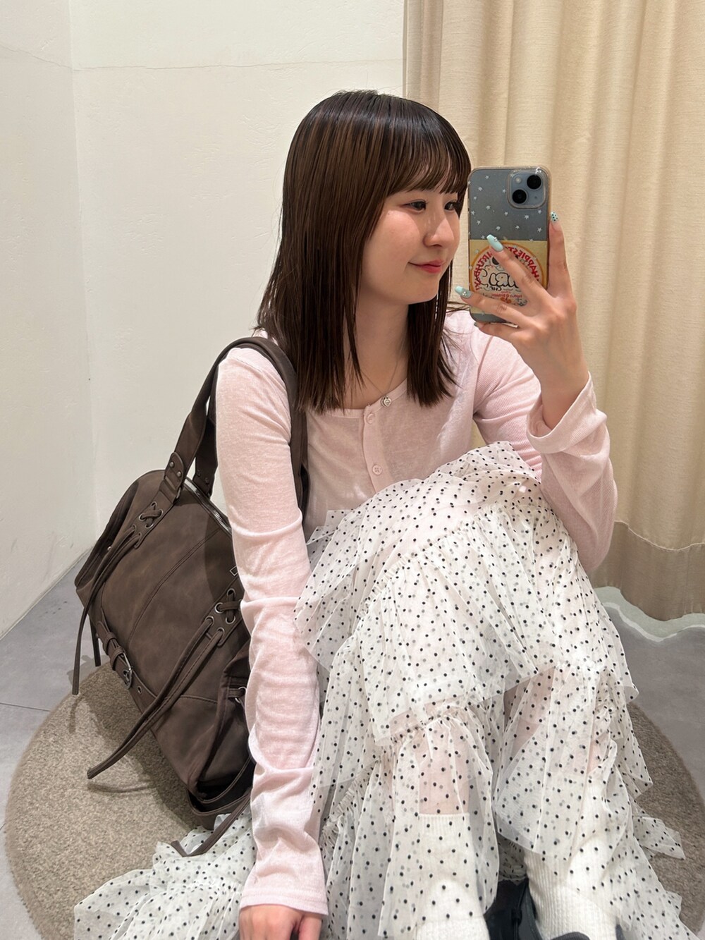 ピンク系のTシャツ/カットソー、ブラウン系のボストンバッグ、ホワイト系のスカートを着用したレディースの夏コーディネートの5枚目の写真