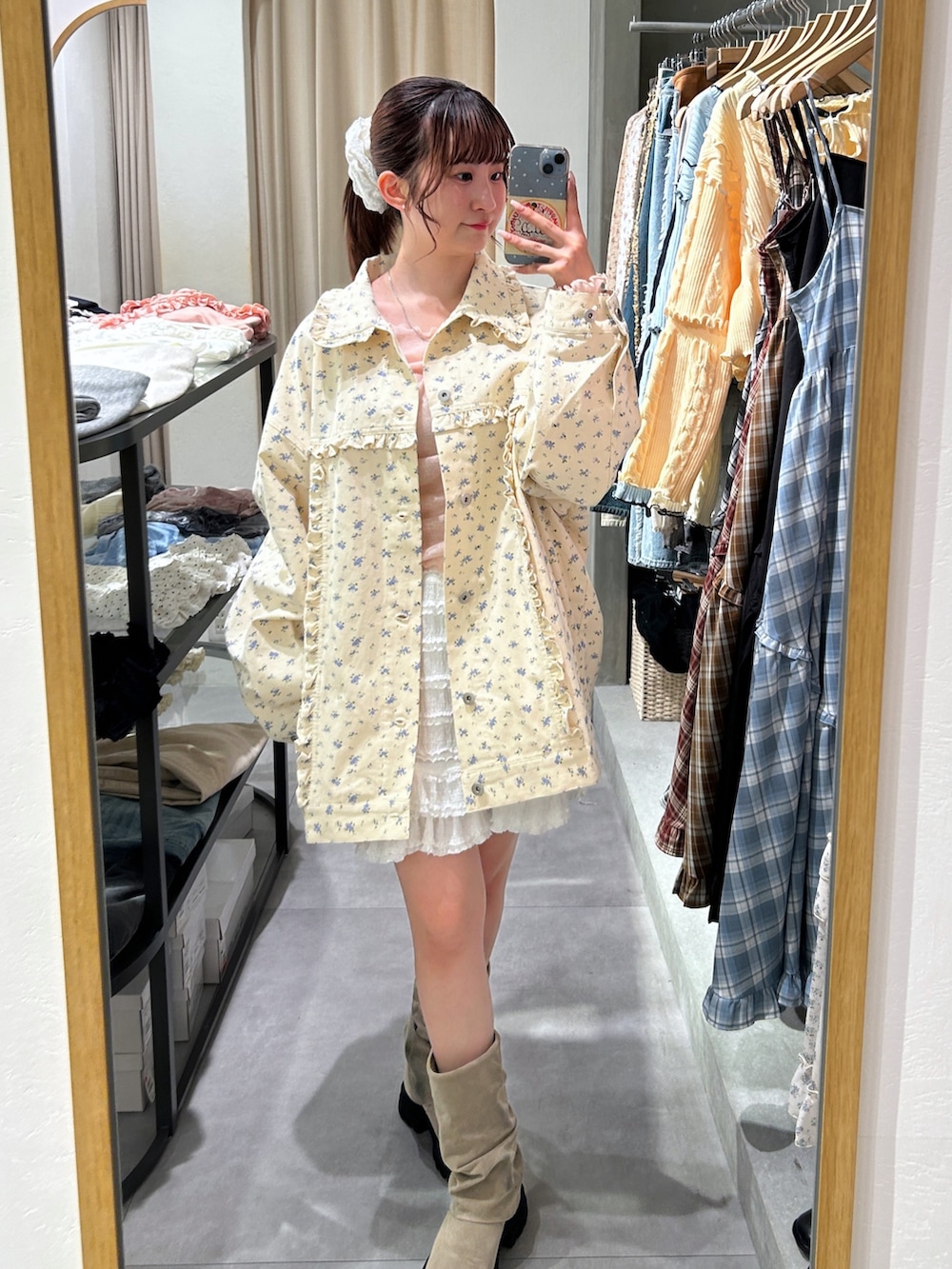 ホワイト系のその他パンツ、ベージュ系のブーツ、イエロー系のブルゾンを着用したレディースの春コーディネートの2枚目の写真