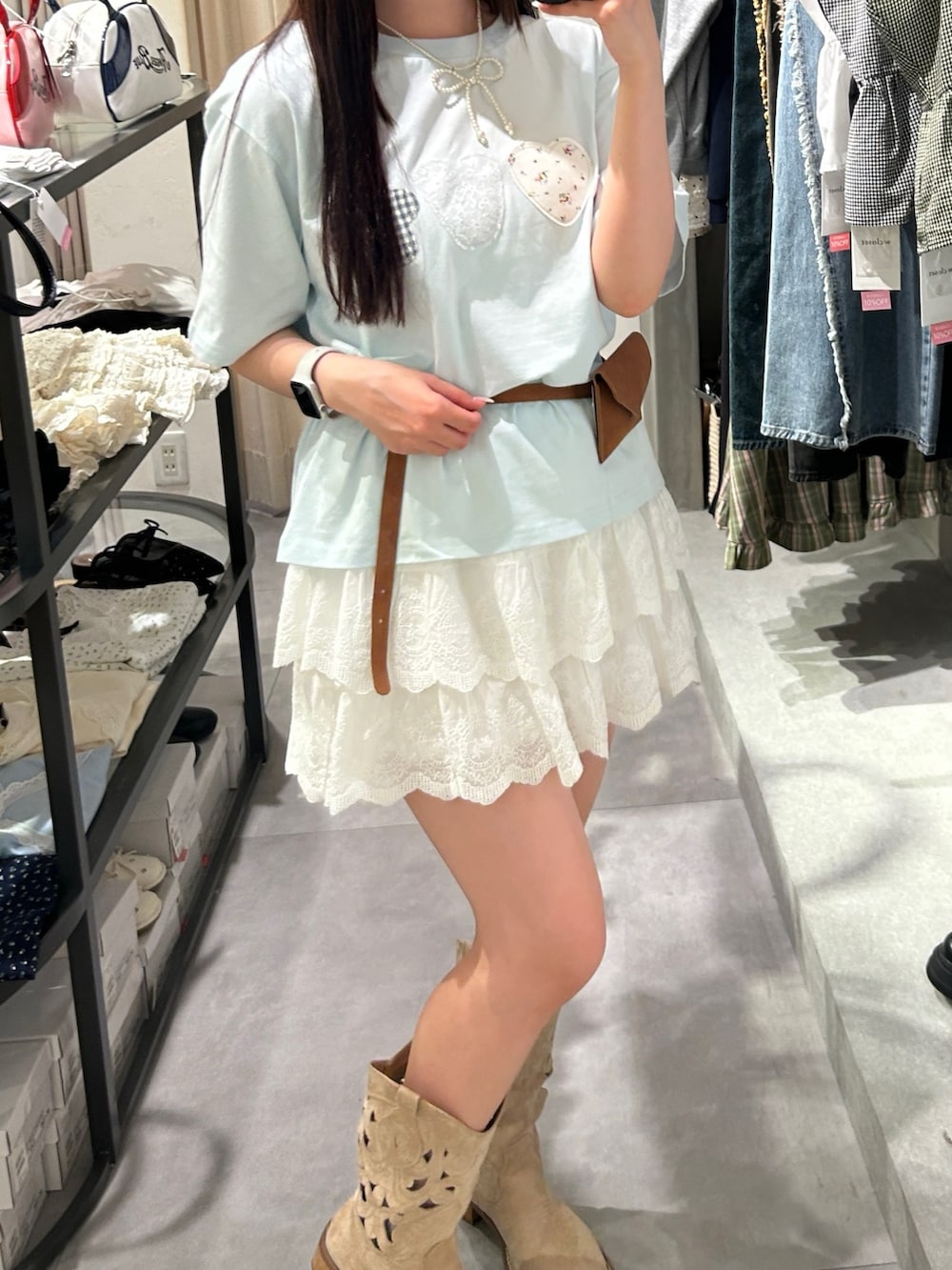 ブルー系のTシャツ/カットソー、ホワイト系のその他パンツ、ブラウン系のベルトを着用したレディースの夏コーディネートの5枚目の写真