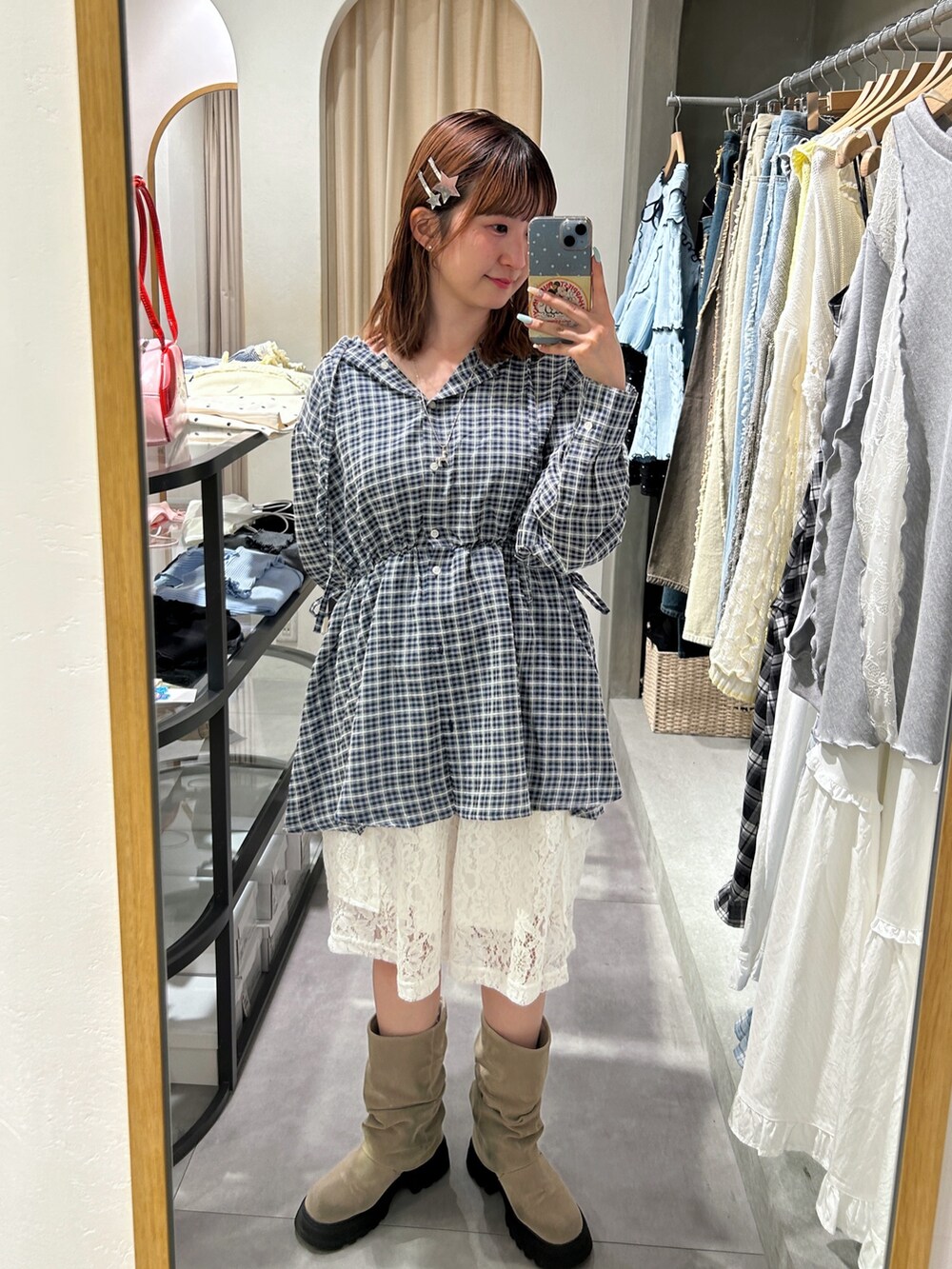 ブルー系のシャツ/ブラウス、ホワイト系のその他パンツ、ベージュ系のブーツを着用したレディースの春コーディネートの2枚目の写真