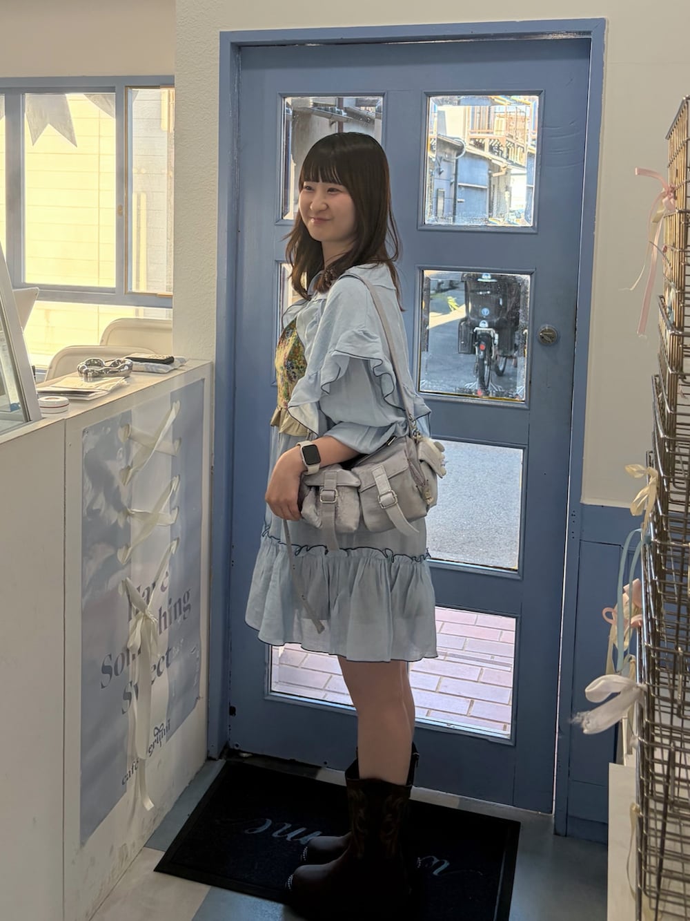 ベージュ系のその他トップス、ブルー系のシャツ/ブラウス、ブラウン系のブーツを着用したレディースの夏コーディネートの4枚目の写真