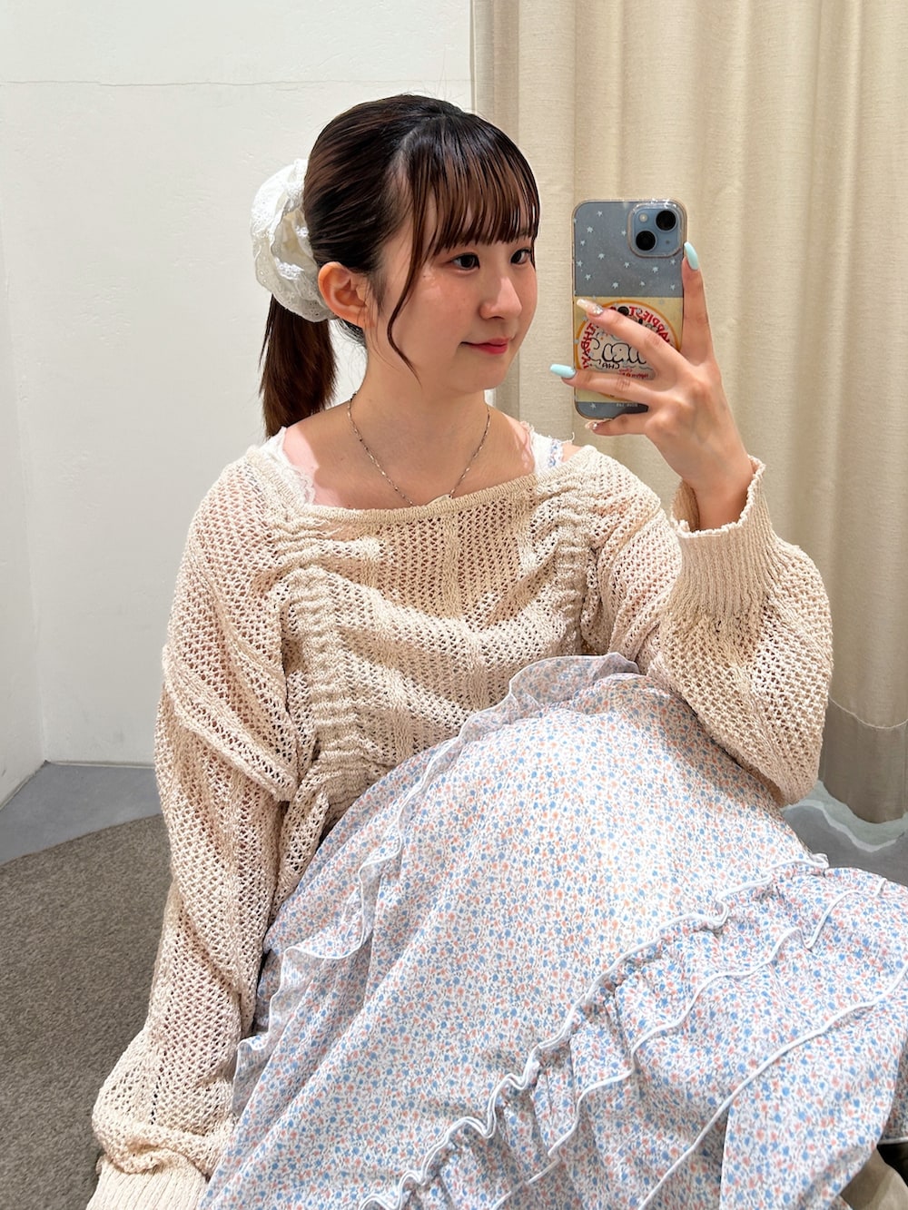 ピンク系のニット/セーター、オレンジ系のワンピース、ベージュ系のブーツを着用したレディースの春コーディネートの4枚目の写真