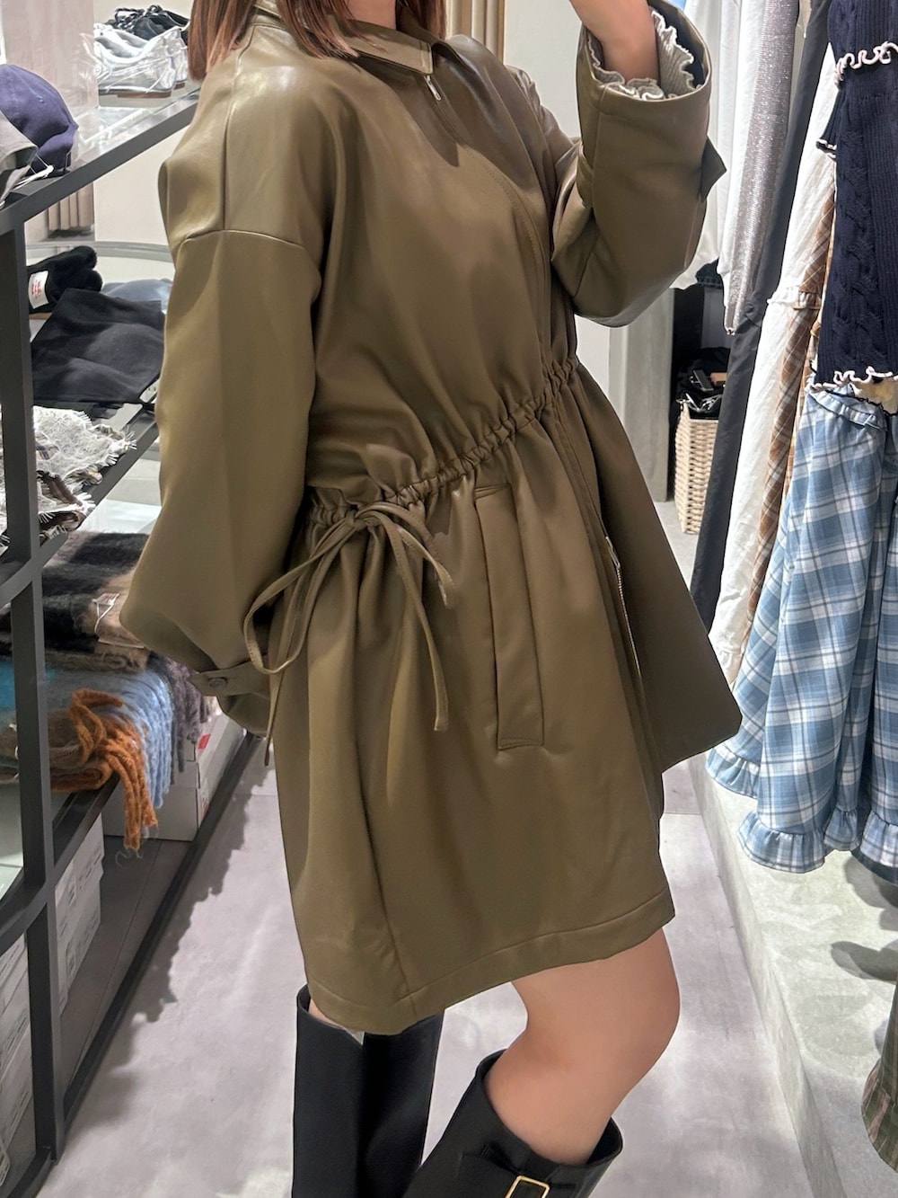 ブラウン系のその他アウターを着用したレディースの春コーディネートの3枚目の写真