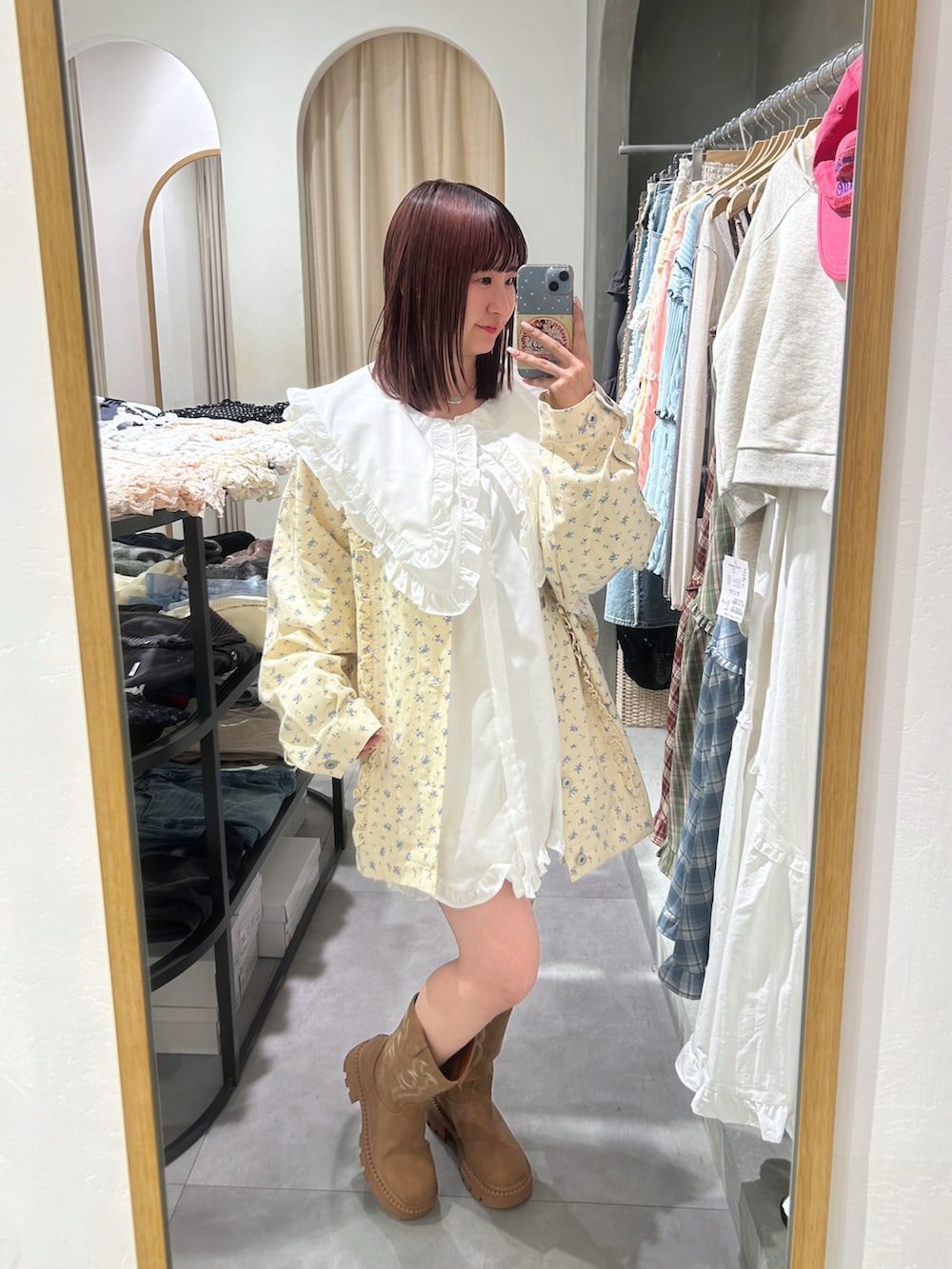 ホワイト系のワンピース、イエロー系のブルゾンを着用したレディースの春コーディネートの3枚目の写真