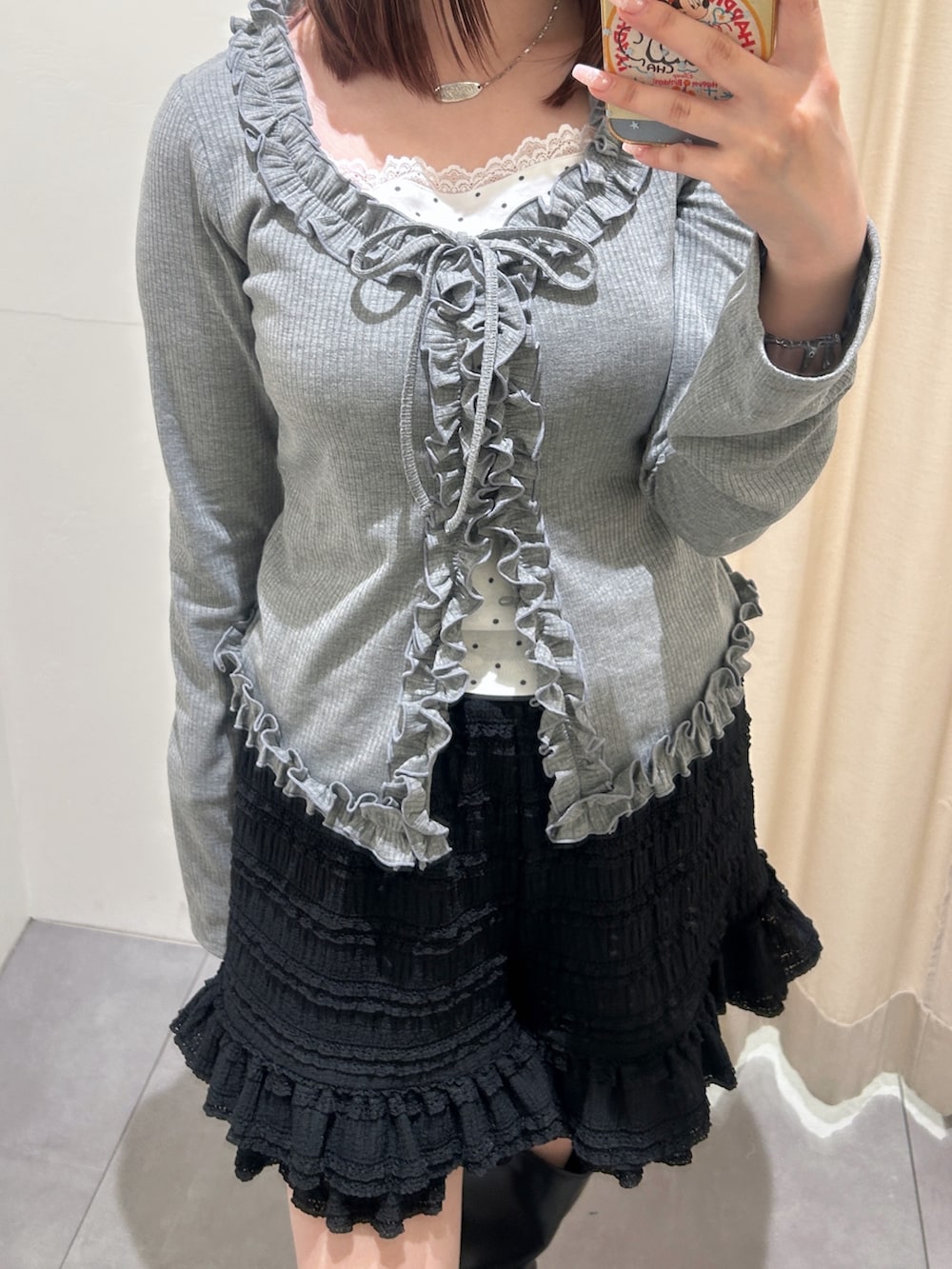 グレー系のTシャツ/カットソー、ブラック系のその他パンツを着用したレディースの春コーディネートの3枚目の写真