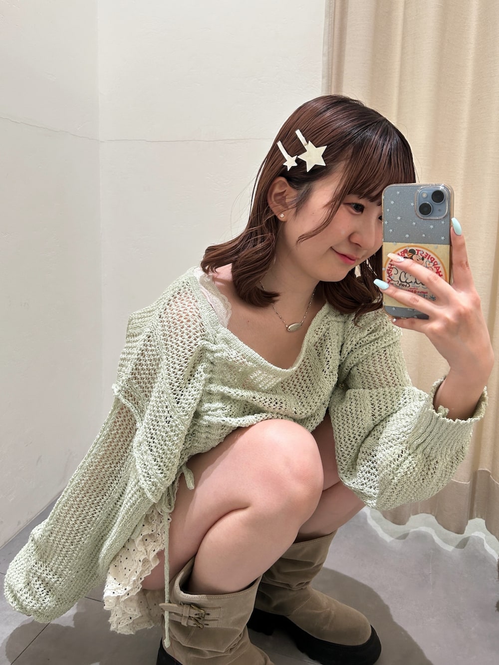 グリーン系のニット/セーター、ホワイト系のその他パンツを着用したレディースの春コーディネートの4枚目の写真