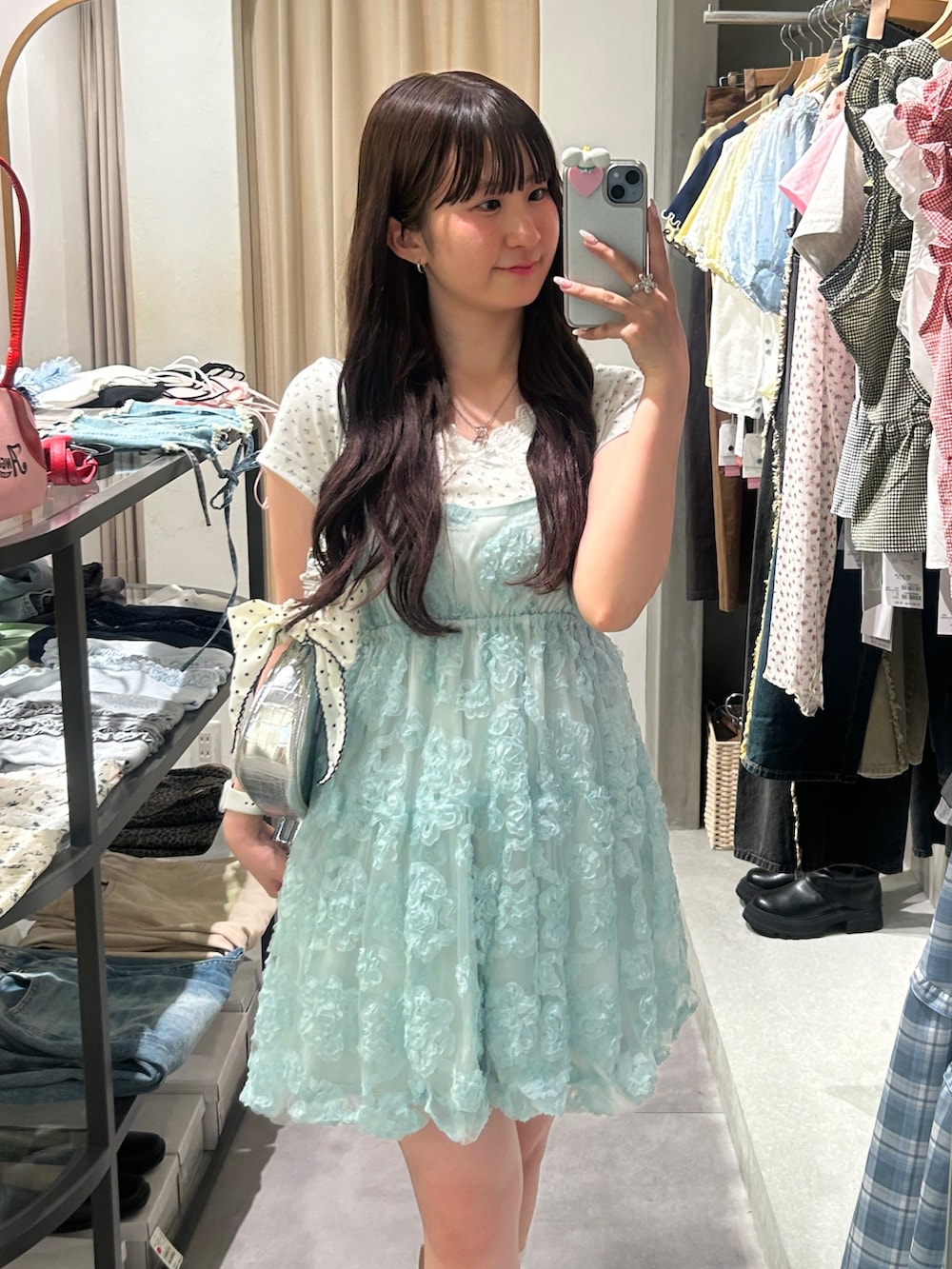 ホワイト系のTシャツ/カットソー、ブルー系のチュニック、シルバー系のトートバッグを着用したレディースの夏コーディネートの3枚目の写真