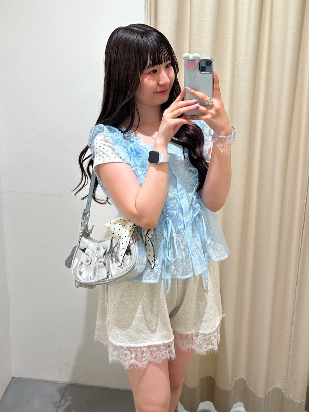 ブルー系のシャツ/ブラウス、ホワイト系のTシャツ/カットソー、ホワイト系のその他パンツを着用したレディースの夏コーディネートの5枚目の写真