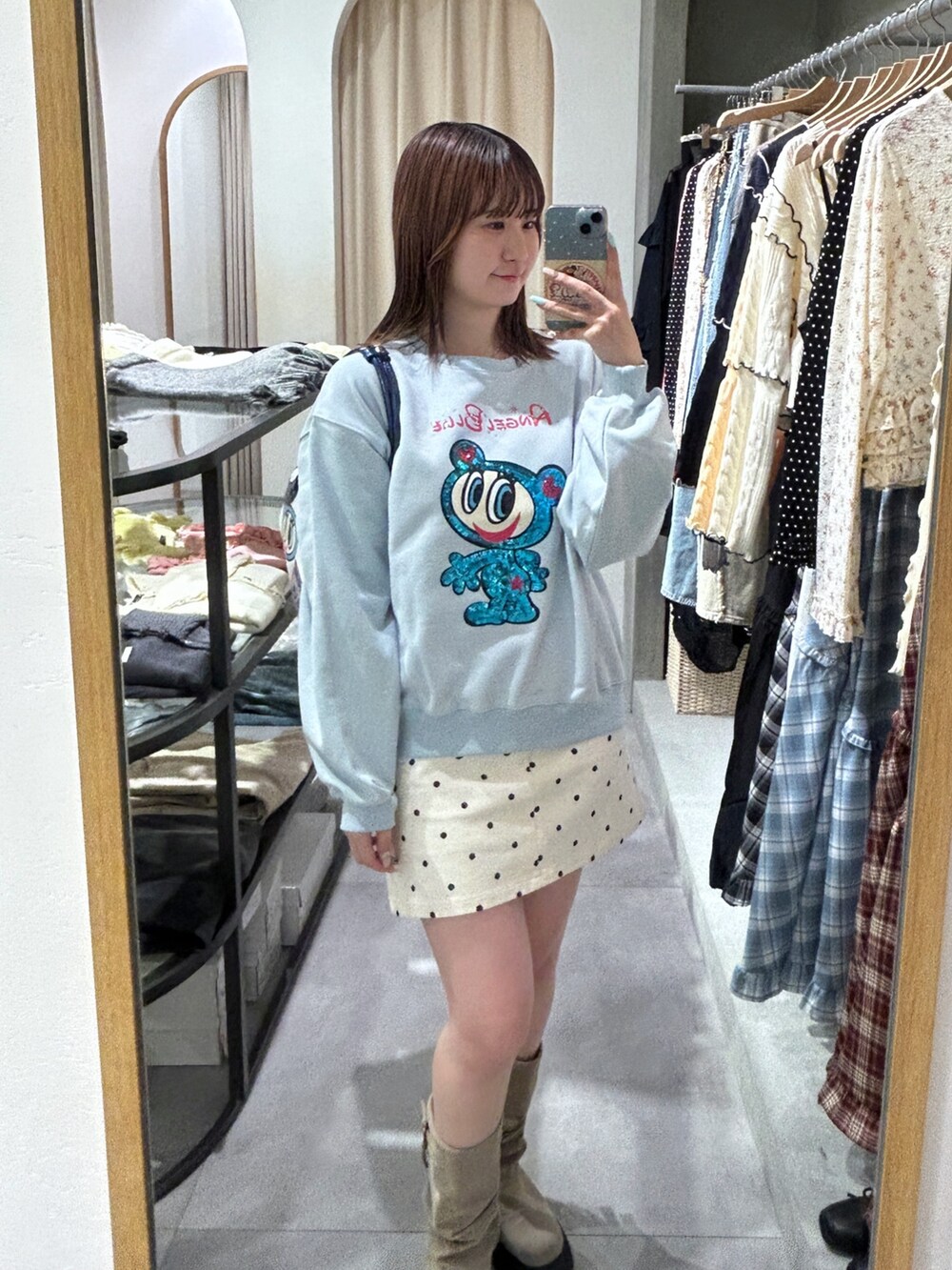 ブルー系のTシャツ/カットソー、ブルー系のボストンバッグ、ホワイト系のスカートを着用したレディースの春コーディネートの2枚目の写真