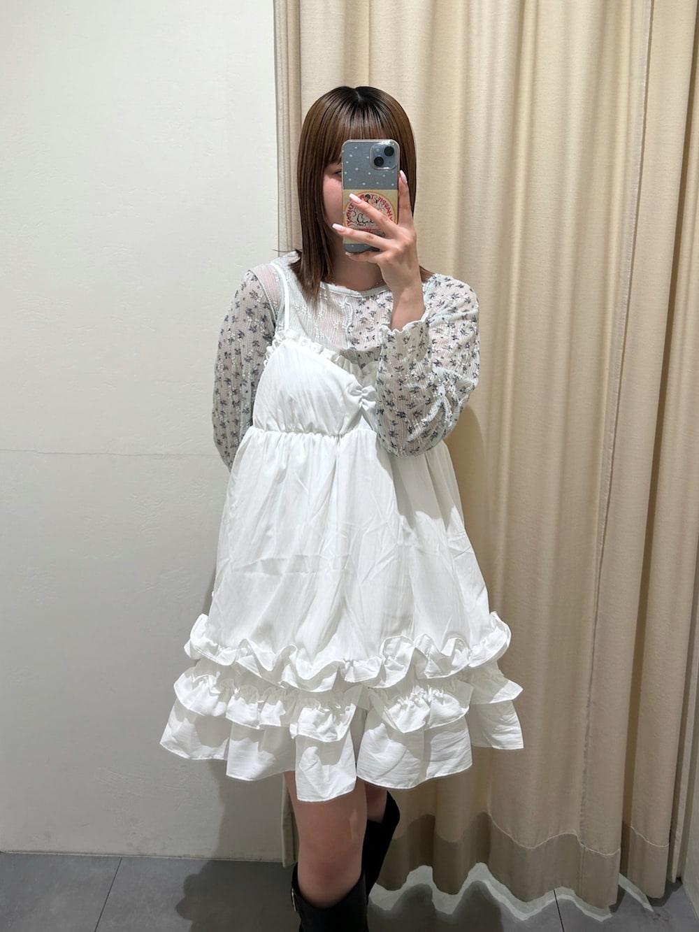 ホワイト系のワンピース、ブルー系のTシャツ/カットソーを着用したレディースの春コーディネートの3枚目の写真