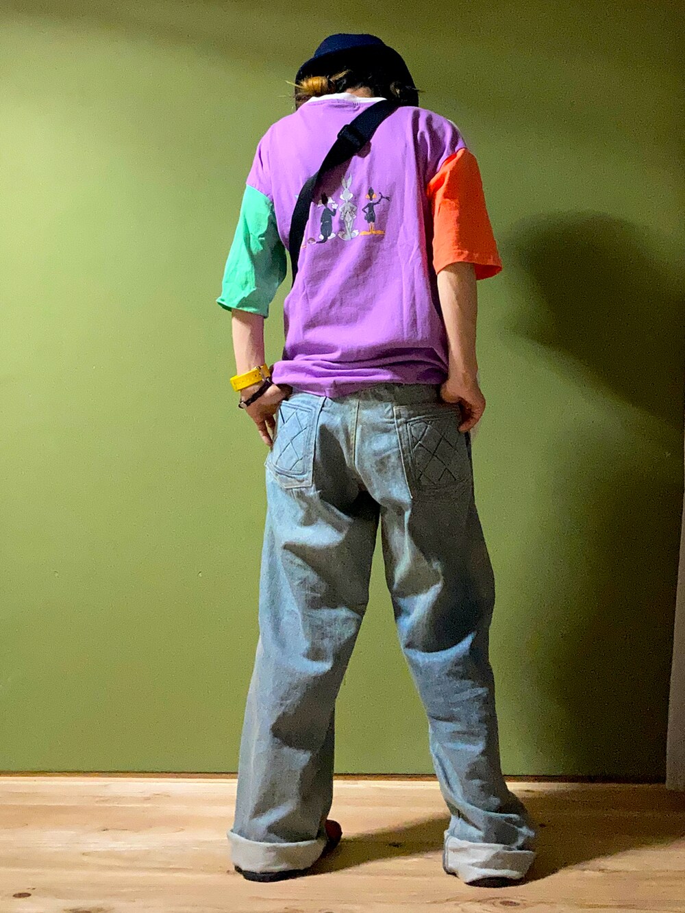 その他のTシャツ/カットソー、ブラック系のショルダーバッグ、レッド系のサンダルを着用したレディースの夏コーディネートの2枚目の写真