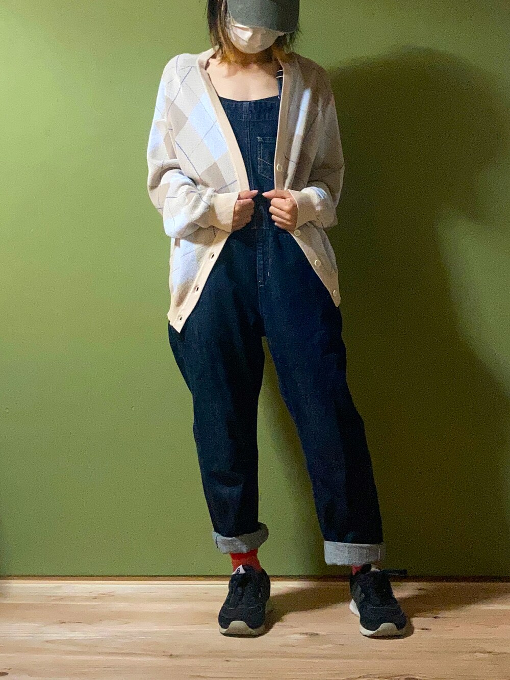 ベージュ系のカーディガン/ボレロ、ブラック系のスニーカー、ブラック系のブレスレットを着用したレディースの夏コーディネートの2枚目の写真