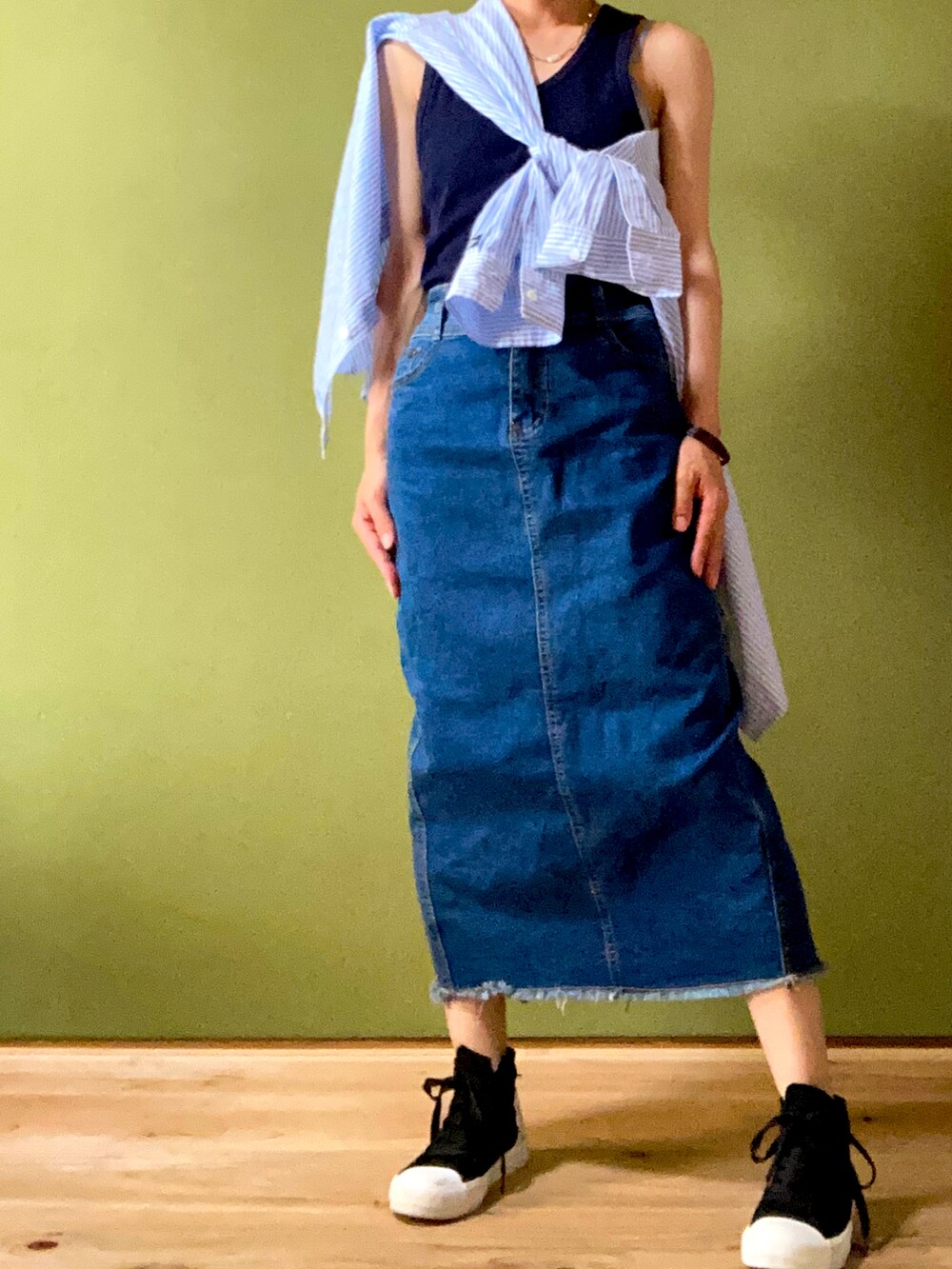 ブラウン系のショルダーバッグ、ブルー系のシャツ/ブラウス、ブルー系のデニムスカートを着用したレディースの夏コーディネートの2枚目の写真