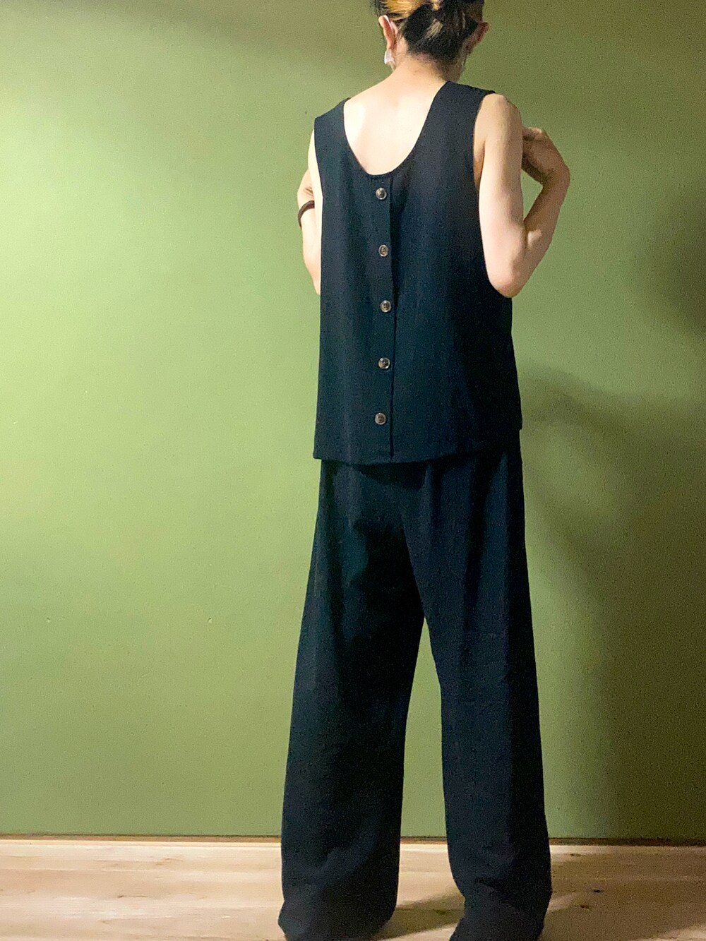 ブラック系のセットアップ、グレー系のカーディガン/ボレロ、イエロー系のパンプスを着用したレディースの夏コーディネートの2枚目の写真