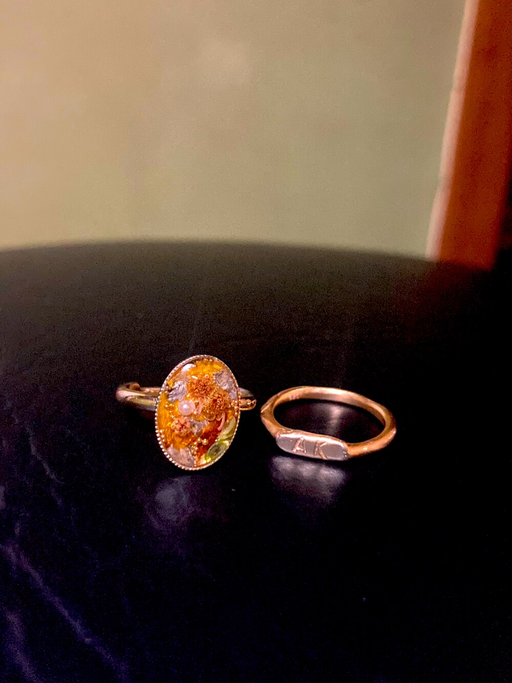 ブルー系のデニムパンツ、イエロー系のパンプス、ゴールド系のリングを着用したレディースの夏コーディネートの2枚目の写真