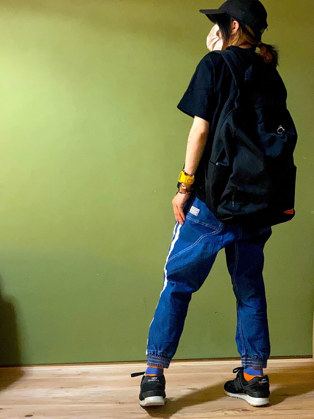 ブラック系のバックパック/リュック、ブラック系のスニーカー、ブラック系のTシャツ/カットソーを着用したレディースの夏コーディネートの2枚目の写真