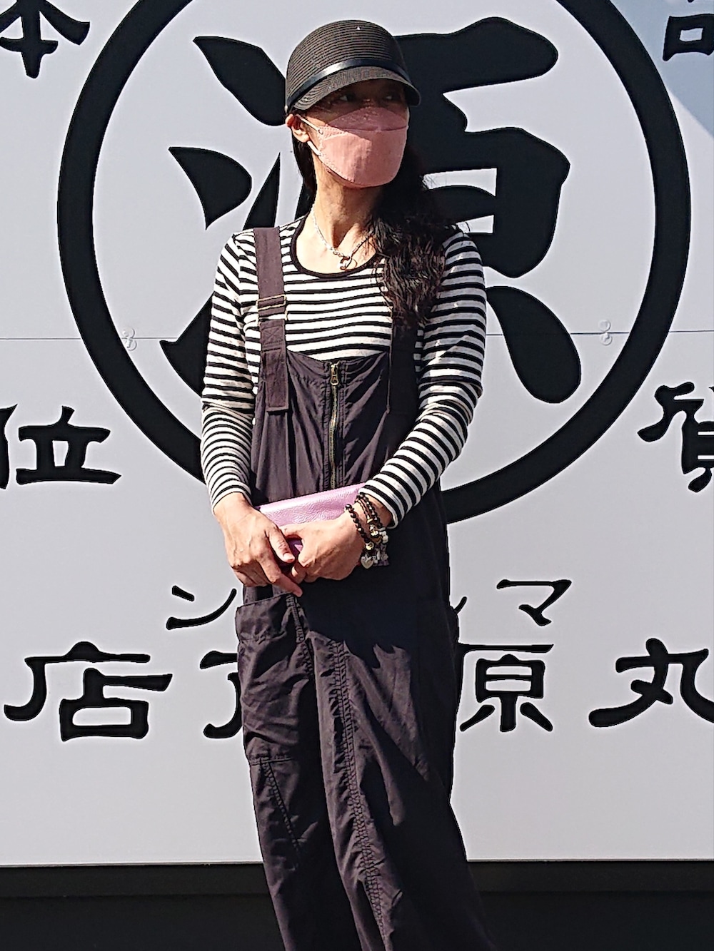 ホワイト系のTシャツ/カットソー、ブラック系のサロペット/オーバーオール、ホワイト系のスニーカーを着用したレディースの秋コーディネートの2枚目の写真