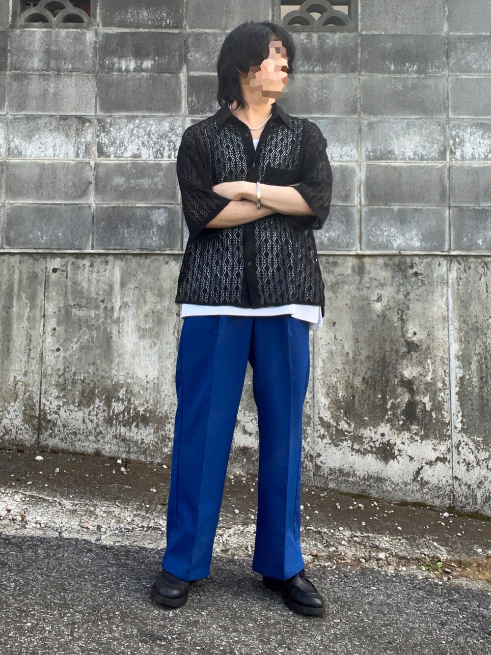 ブラック系のシャツ/ブラウス、ホワイト系のタンクトップ、ブルー系のスラックスを着用したメンズの夏コーディネートの2枚目の写真