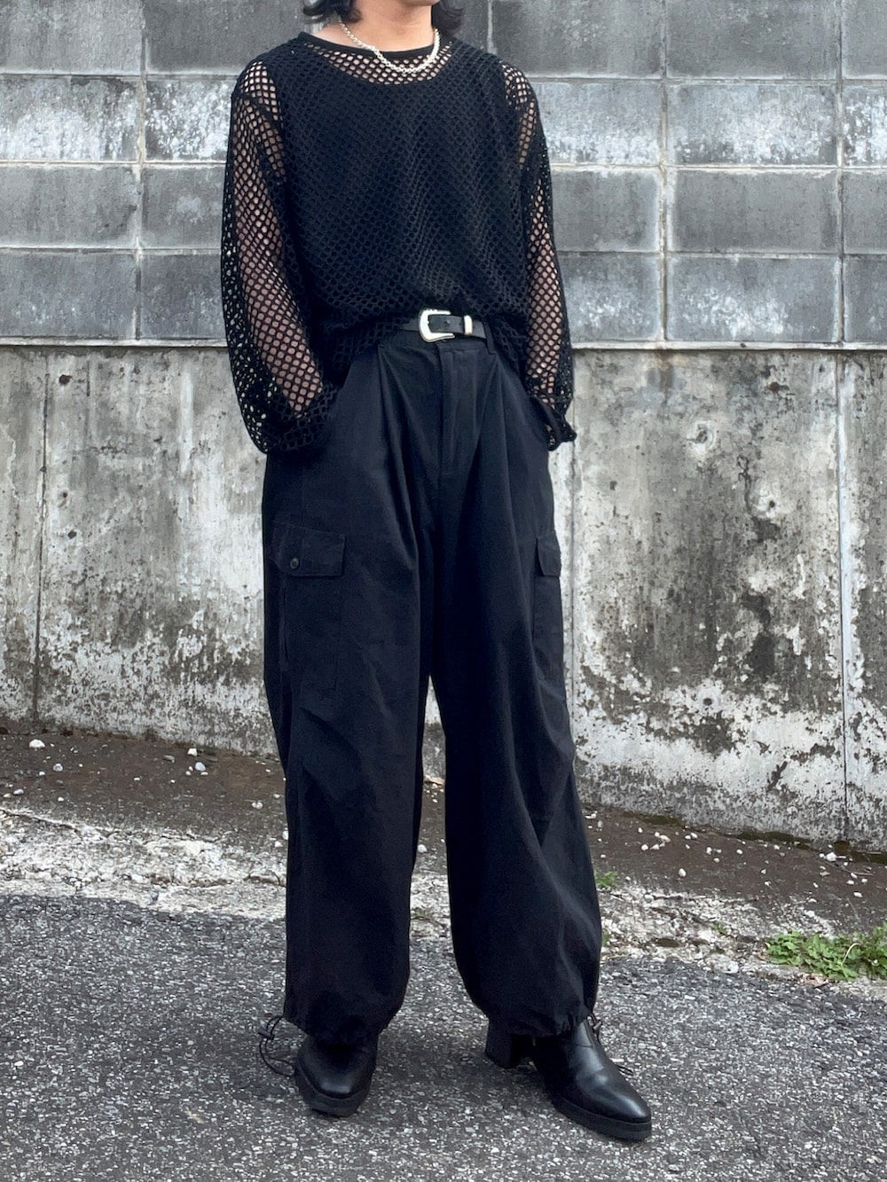 ブラック系のTシャツ/カットソー、ブラック系のタンクトップ、ブラック系のカーゴパンツを着用したメンズの夏コーディネートの2枚目の写真