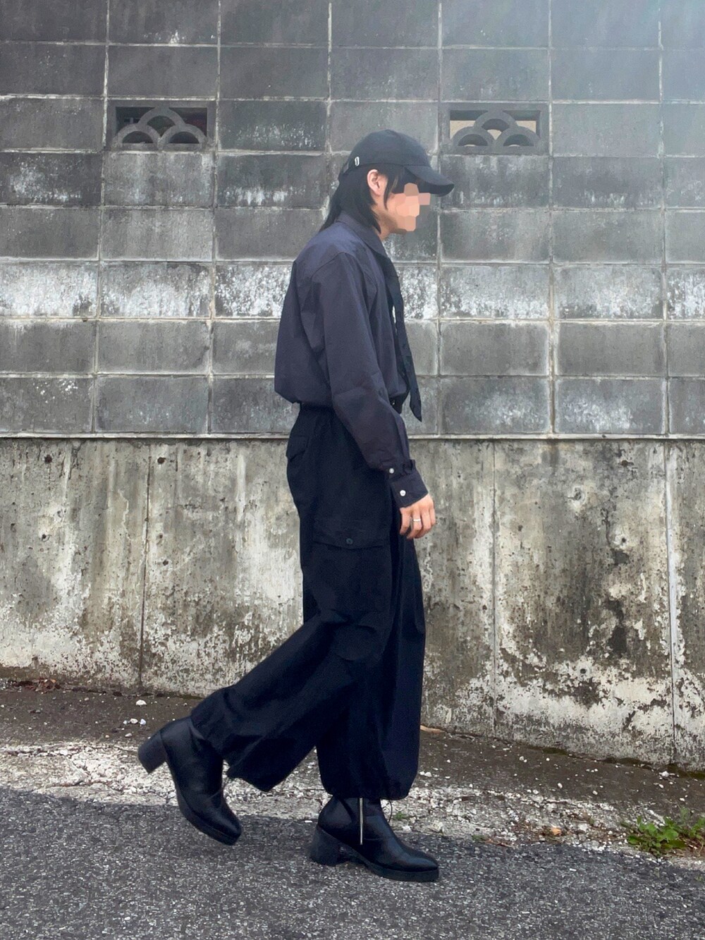 グレー系のシャツ/ブラウス、ブラック系のネクタイ、ブラック系のカーゴパンツを着用したメンズの春コーディネートの2枚目の写真