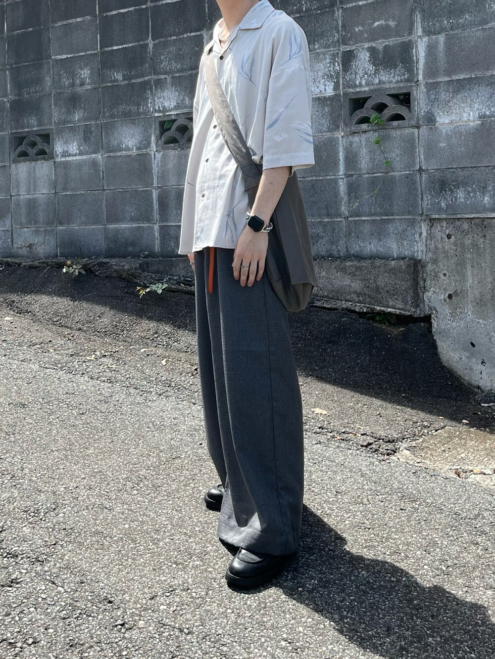 ホワイト系のシャツ/ブラウス、ホワイト系のタンクトップ、グレー系のその他パンツを着用したメンズの夏コーディネートの2枚目の写真