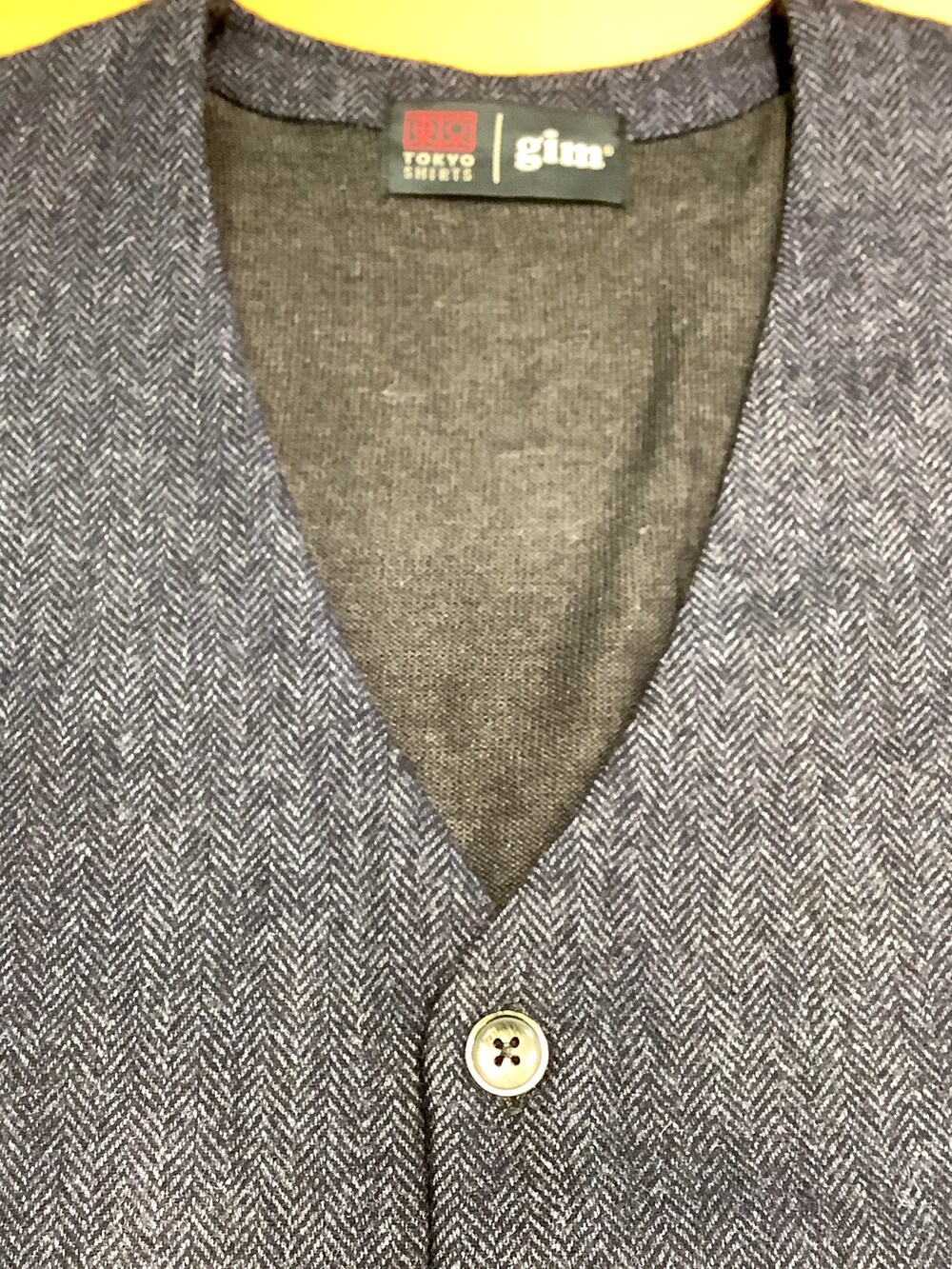 ブルー系のベスト、グレー系のビジネスシャツを着用したメンズの秋コーディネートの3枚目の写真