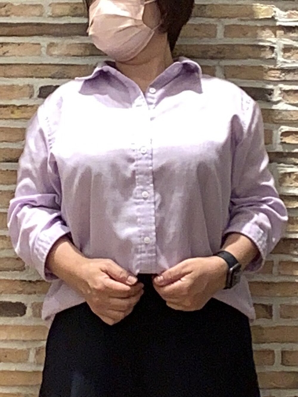 パープル系のシャツ/ブラウスを着用したレディースの夏コーディネートの2枚目の写真