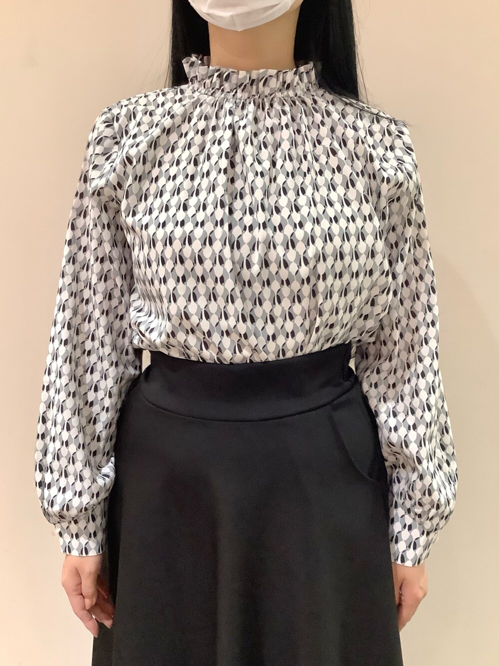 グレー系のシャツ/ブラウスを着用したレディースの秋コーディネートの2枚目の写真