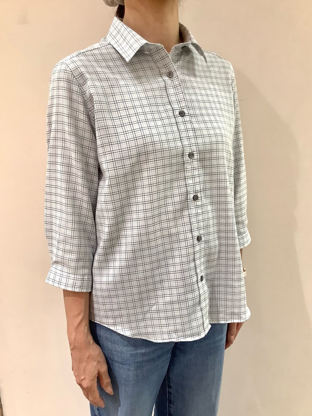 グレー系のシャツ/ブラウスを着用したレディースの夏コーディネートの2枚目の写真