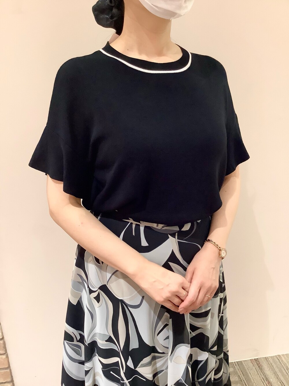 ブラック系のニット/セーターを着用したレディースの夏コーディネートの2枚目の写真