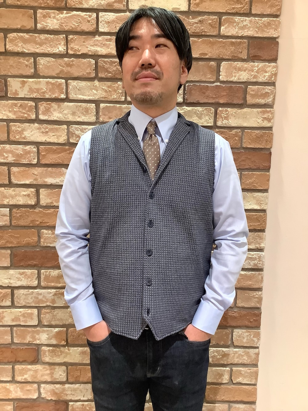 「ビジネススタイル、ビジネスカジュアル、ビジネス、ビジネスコーデ、仕事、仕事着、仕事コーデ、シャツ、シャツスタイル、シャツコーデ、シャツ好き集まれ、東京シャツ、ジレ、ジレスタイル、ジレコーデ」｜「Pitta Re:)の前身カットラペルニットジレ 幾何学模様（ベスト、ブルー系）」を使った、BRICK HOUSE シャツ工房 京都イオンモール店さん（メンズ・175cm）の冬コーディネートの2枚目の写真