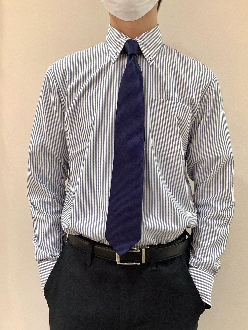 ブルー系のビジネスシャツ、ブルー系のネクタイを着用したメンズの冬コーディネートの2枚目の写真