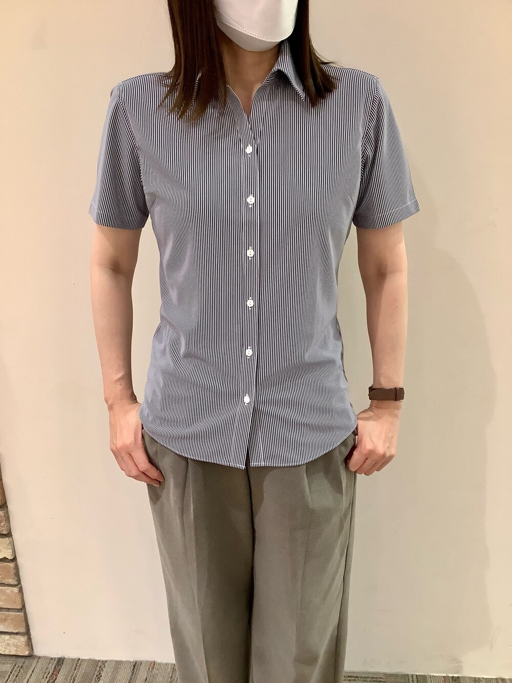 パープル系のビジネスシャツを着用したレディースの夏コーディネートの2枚目の写真