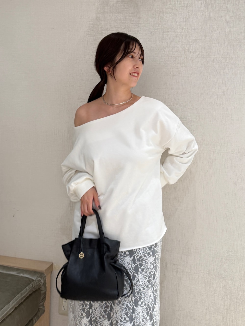 ホワイト系のパーカー、ホワイト系のスカート、グレー系のスラックスを着用したレディースの秋コーディネートの3枚目の写真