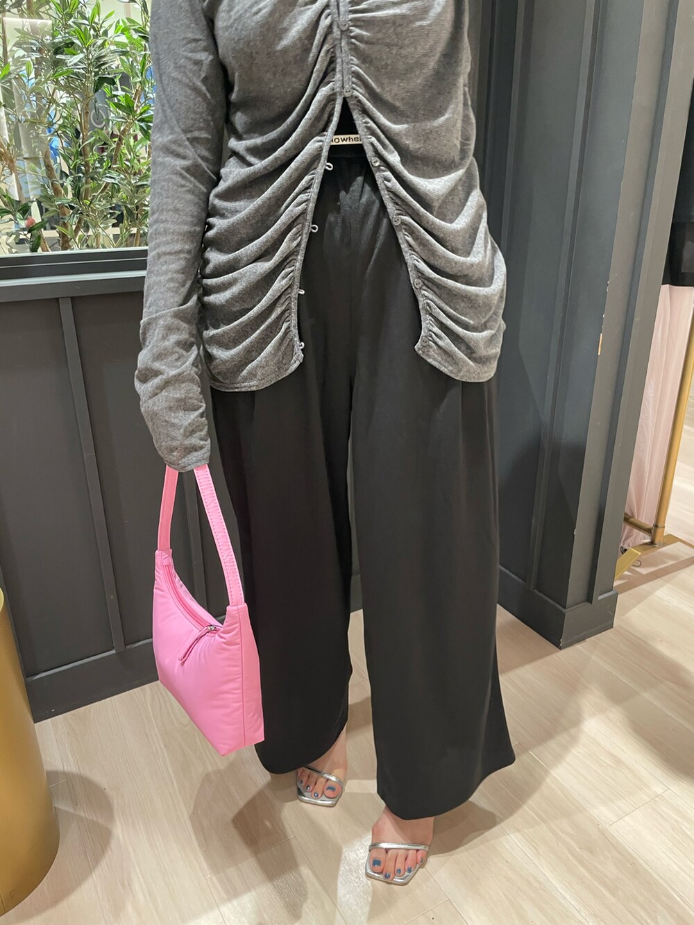 グレー系のカーディガン/ボレロ、ブラック系のその他パンツを着用したレディースの夏コーディネートの5枚目の写真