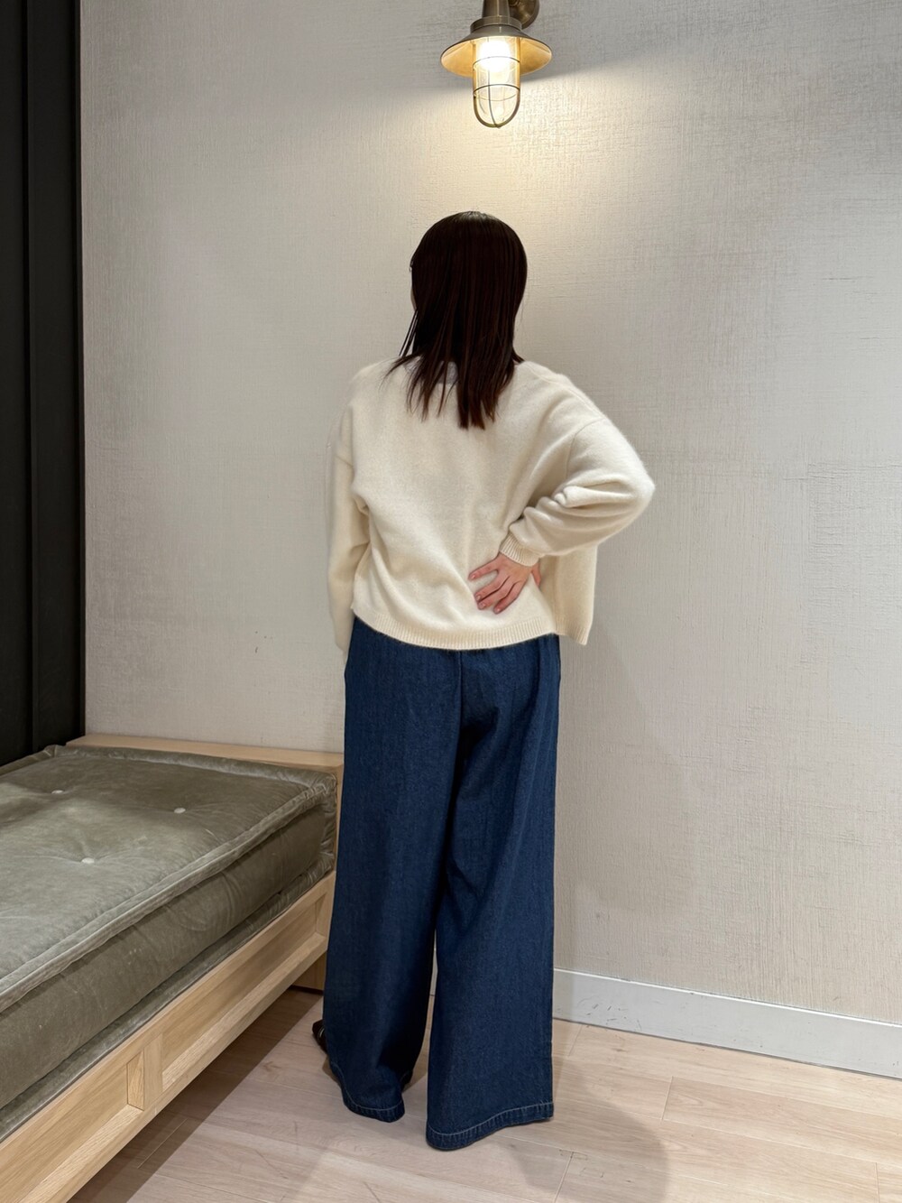 ホワイト系のカーディガン/ボレロ、ブルー系のサロペット/オーバーオール、ブラウン系のパンプスを着用したレディースの秋コーディネートの4枚目の写真