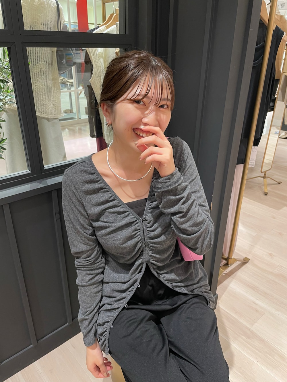 グレー系のカーディガン/ボレロ、ブラック系のその他パンツを着用したレディースの夏コーディネートの2枚目の写真