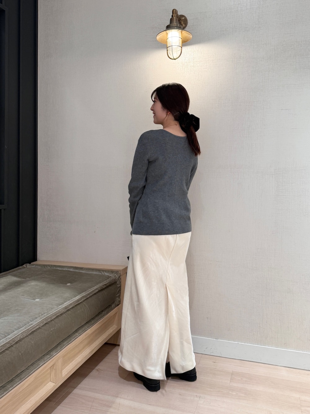 グレー系のカーディガン/ボレロ、ホワイト系のスカート、ブラック系のショルダーバッグを着用したレディースの秋コーディネートの8枚目の写真