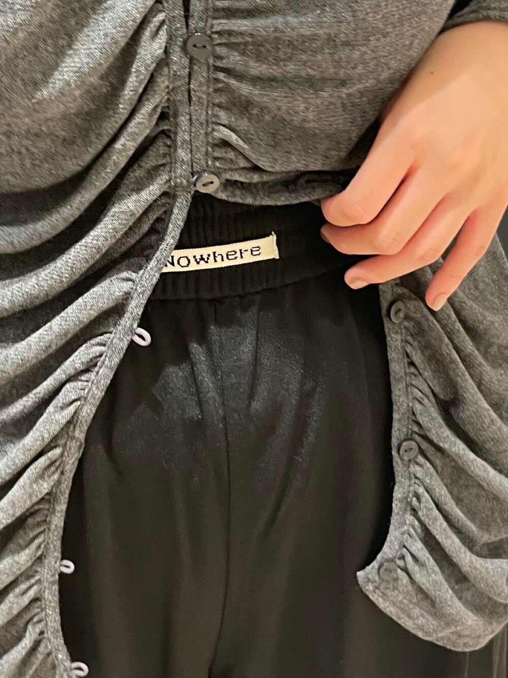 グレー系のカーディガン/ボレロ、ブラック系のその他パンツを着用したレディースの夏コーディネートの4枚目の写真