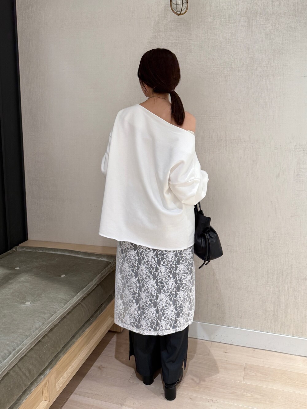 ホワイト系のパーカー、ホワイト系のスカート、グレー系のスラックスを着用したレディースの秋コーディネートの4枚目の写真