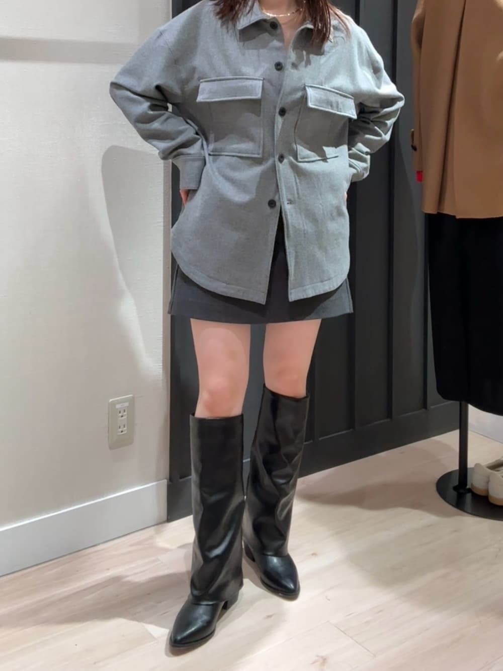 グレー系のその他アウター、グレー系のその他パンツ、ブラック系のブーツを着用したレディースの秋コーディネートの3枚目の写真